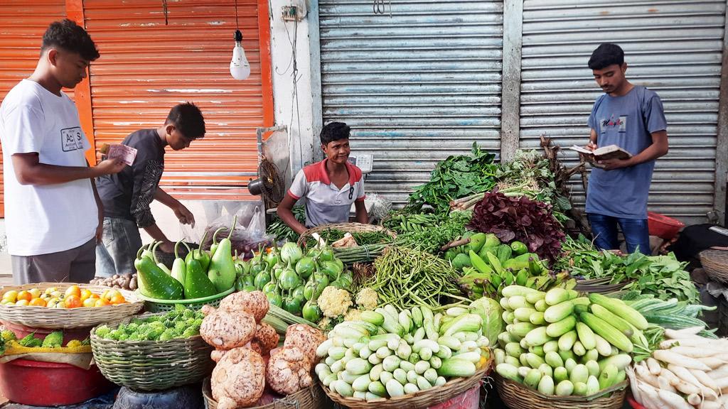 কাঁচা মরিচের পিছু নিয়েছে সবজির দাম, কেজিতে ৫০ টাকা পর্যন্ত বেড়েছে 