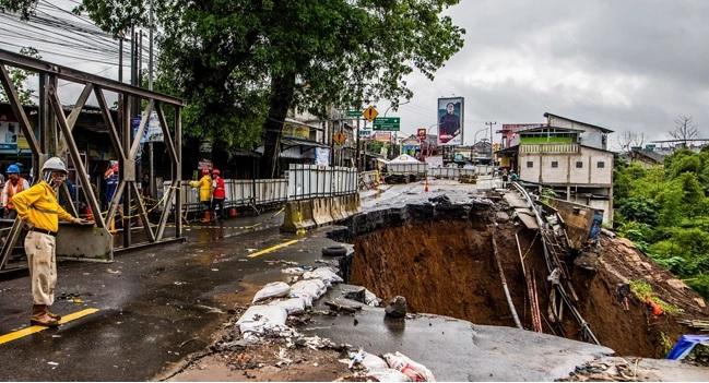 ইন্দোনেশিয়ার ভূমিধসে নিহত ১৫