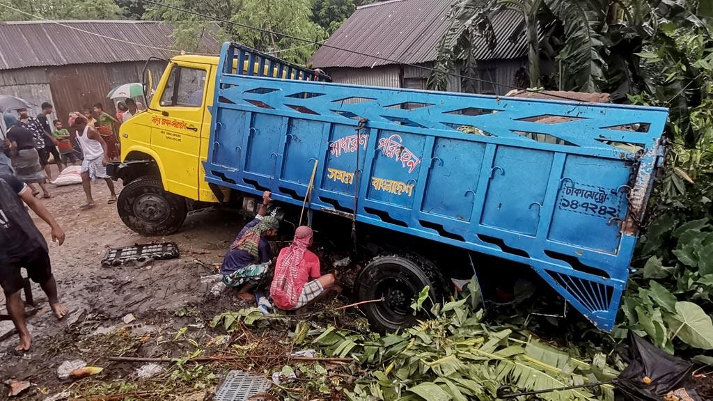 নরসিংদীতে সড়কের পাশের বাজারে উঠে গেল ট্রাক, নিহত ৪