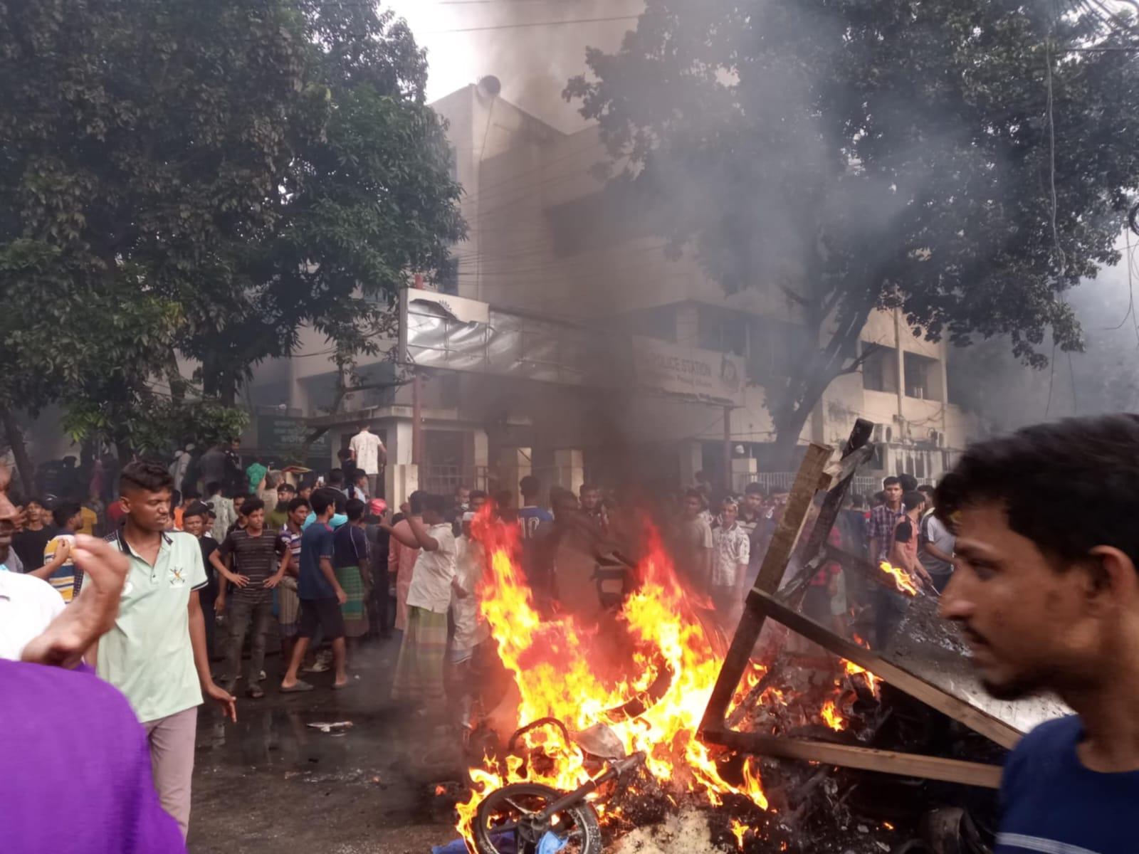 সরকারি স্থাপনায় হামলা থানা থেকে অস্ত্র লুট