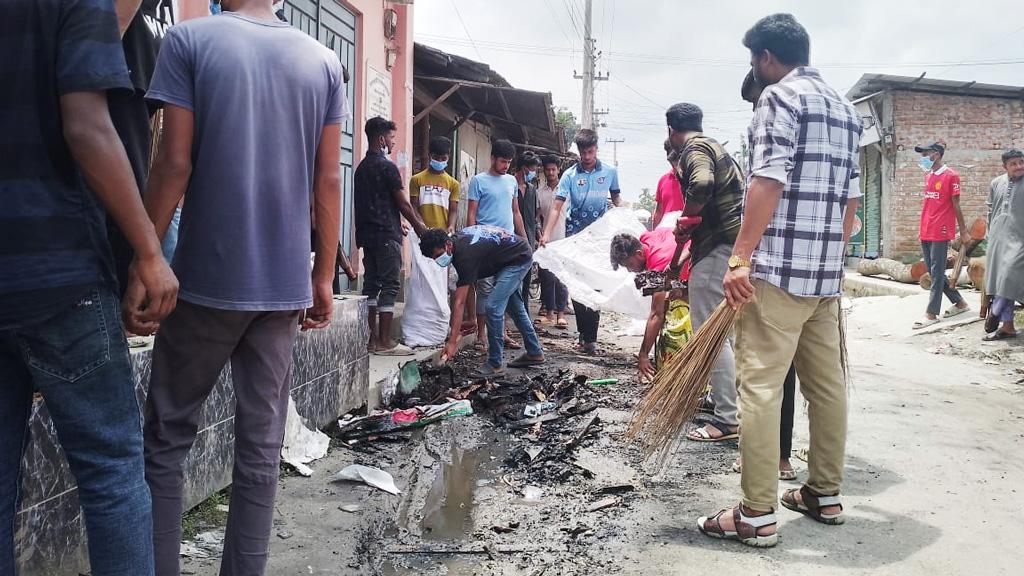 ডিমলায় ধ্বংসস্তূপের বর্জ্য পরিষ্কার করলেন শিক্ষার্থীরা