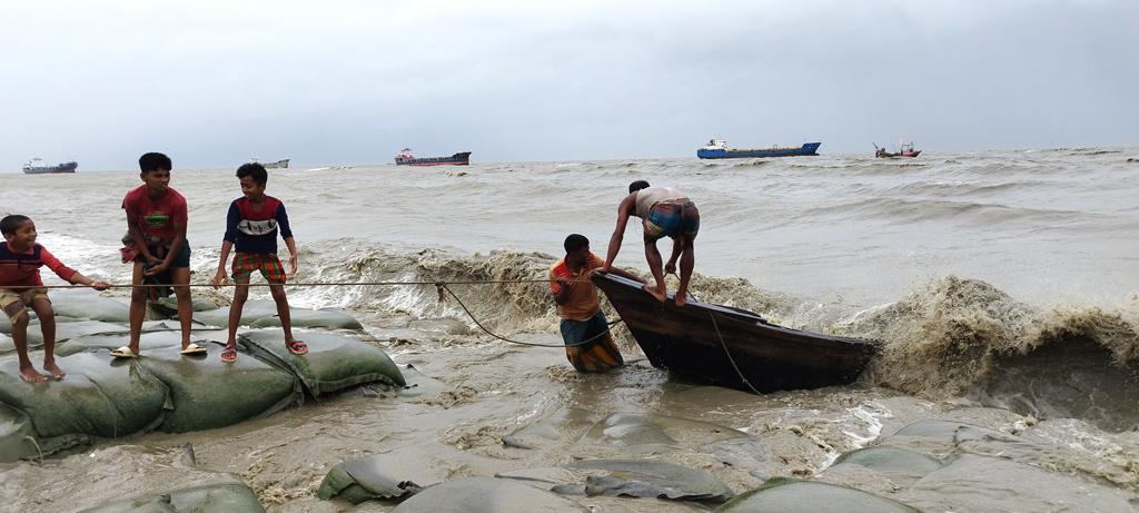 হাতিয়ার সব ধরনের নৌযোগাযোগ বন্ধ