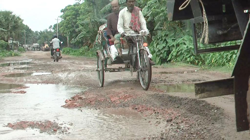 সড়ক সংস্কারে কচ্ছপ গতি