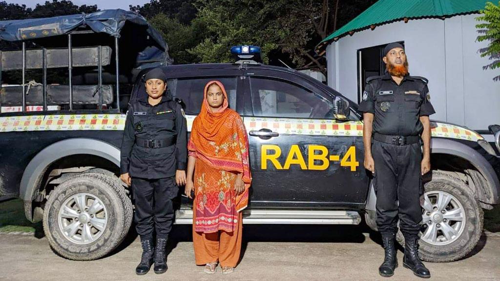 আপ্যায়নের ব্যবস্থা করতে রান্নাঘরে মা, নবজাতককে নিয়ে পালালেন অতিথি