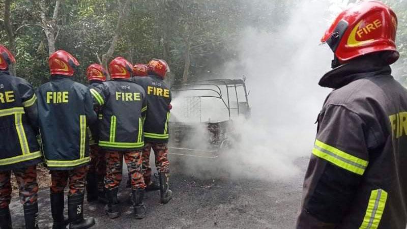 রাঙামাটিতে চাঁদা না দেওয়ায় অটোরিকশা পুড়িয়ে দিল দুর্বৃত্তরা