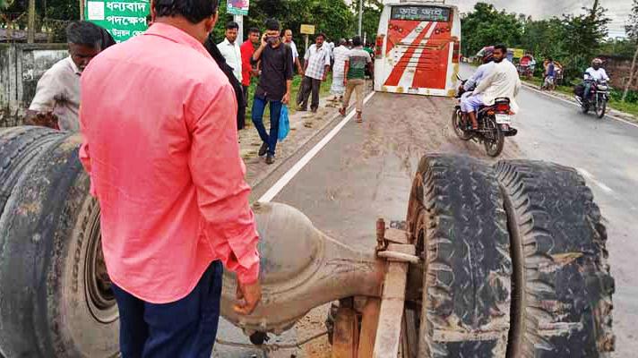 খুলে গেল চলন্ত বাসের চাকা