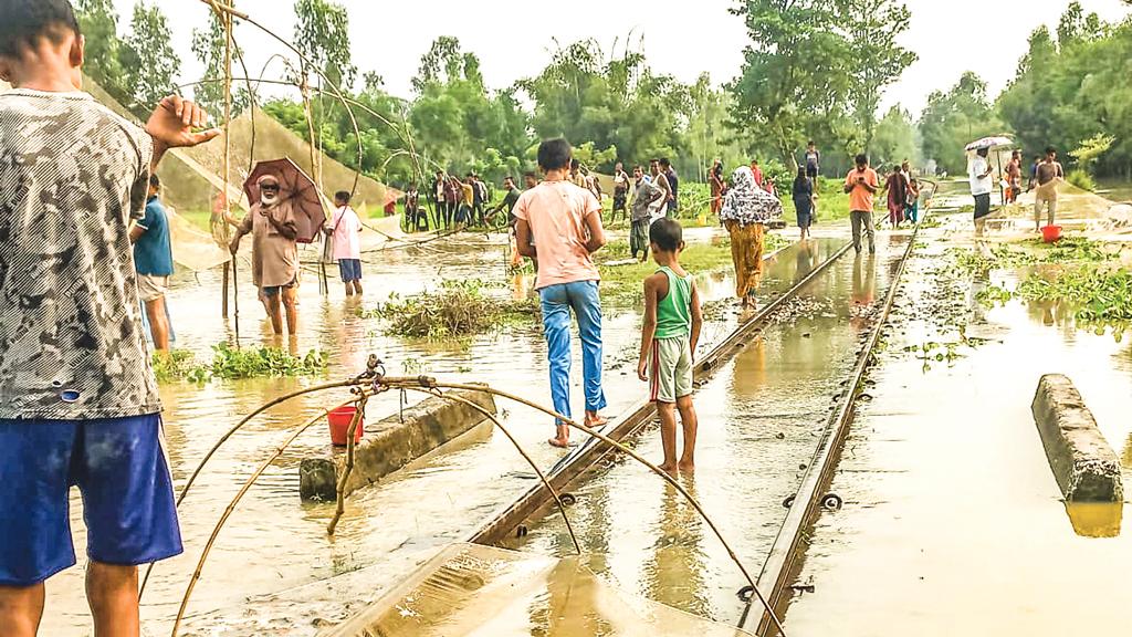 উত্তরের বন্যা পরিস্থিতি: রেললাইনে তিস্তার পানি, ডুবেছে বসতবাড়িও