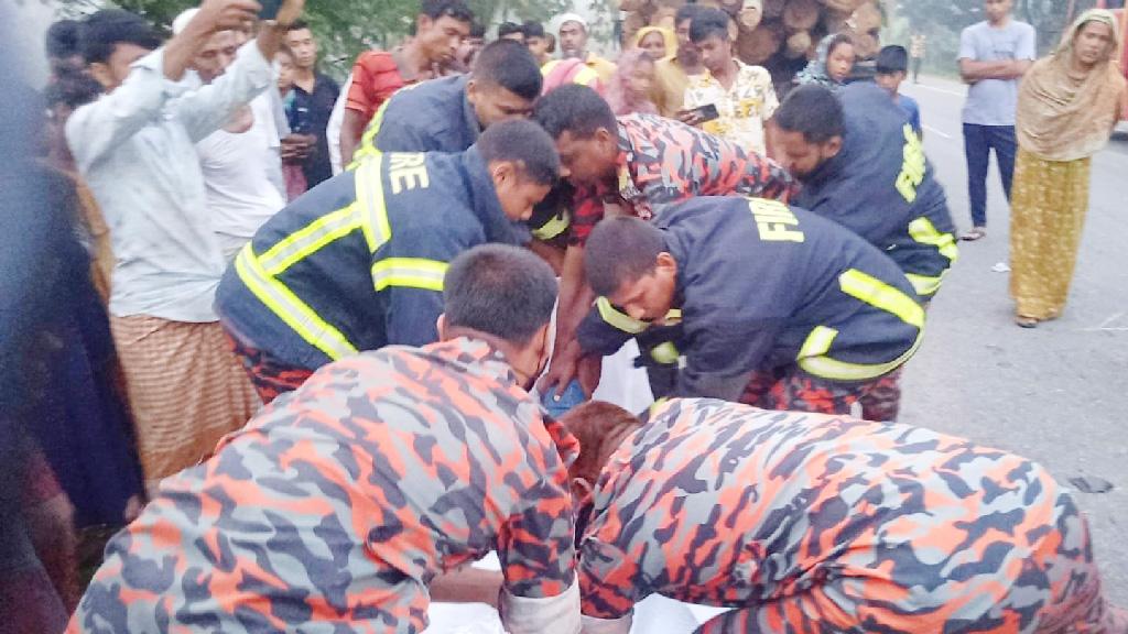 স্বজনের জানাজায় যাওয়ার পথে সড়ক দুর্ঘটনায় বাবা-ছেলেসহ নিহত ৩