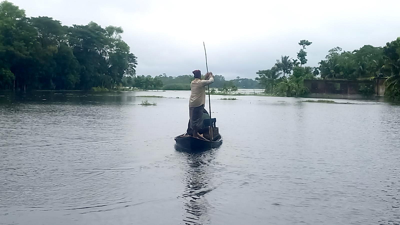 শাহরাস্তিতে ঢলের পানিতে তলিয়েছে বসতঘর-রাস্তাঘাট, দুর্ভোগে ৫ শতাধিক পরিবার