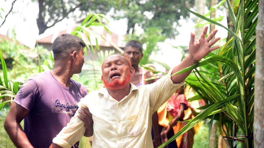 ছাগলকে বাঁচাতে গিয়ে ট্রাকচাপায় নারীর মৃত্যু, আহত স্বামী-সন্তান