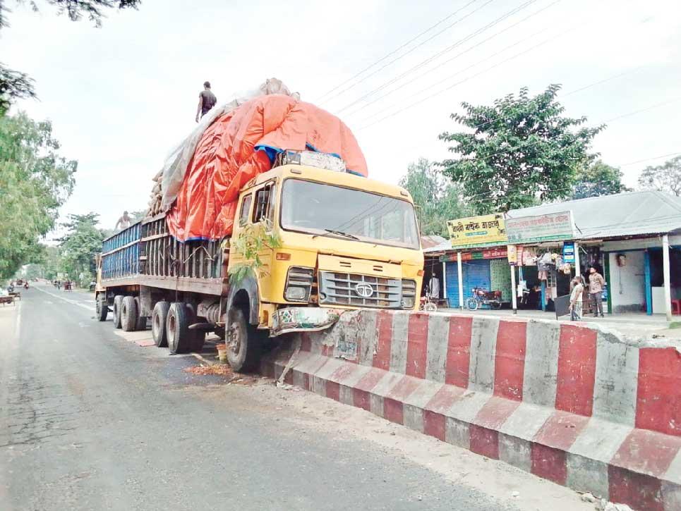 তারাগঞ্জে  সড়ক বিভাজকে উঠে গেল ট্রাক