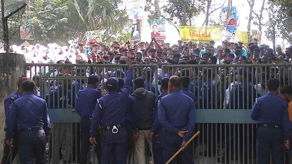 স্কুলছাত্রীকে শ্লীলতাহানি: গ্রেপ্তার আওয়ামী লীগনেতার মুক্তির জন্য থানা ঘেরাও