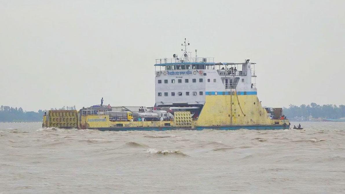 পদ্মার স্রোতে দৌলতদিয়া-পাটুরিয়া ফেরি চলাচল ব্যাহত