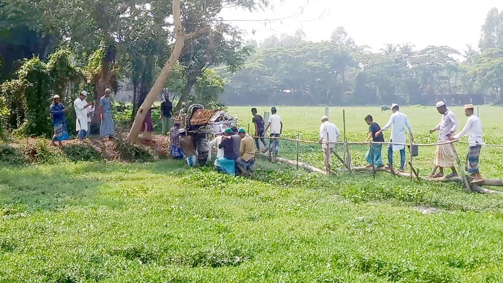 লাশ কাঁধে কাদা-পানি পাড়ি দিয়ে কবরস্থানে, ২৫ বছরেও হয়নি সড়ক