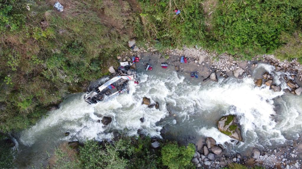 পেরুতে ৬৫০ ফুট গভীর খাদে পড়ল বাস, নিহত অন্তত ২৫