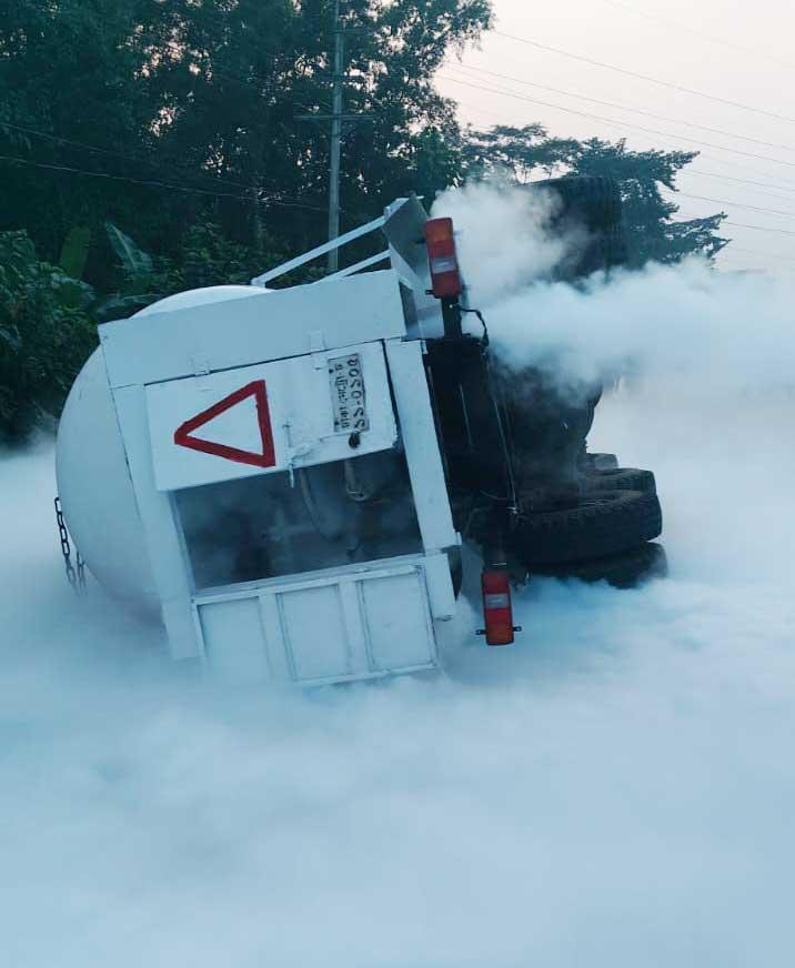 বাসের ধাক্কায় উল্টে গেল সিলিন্ডারবাহী ট্রাক, উবে গেল অক্সিজেন