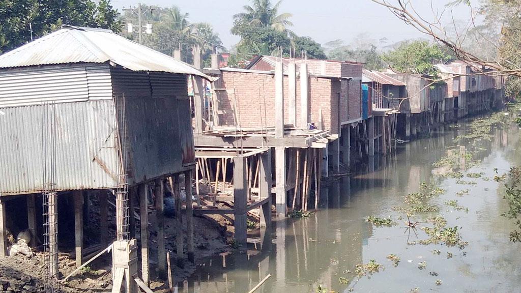 সরকারি খাল দখল করে   পাকা ভবন নির্মাণ