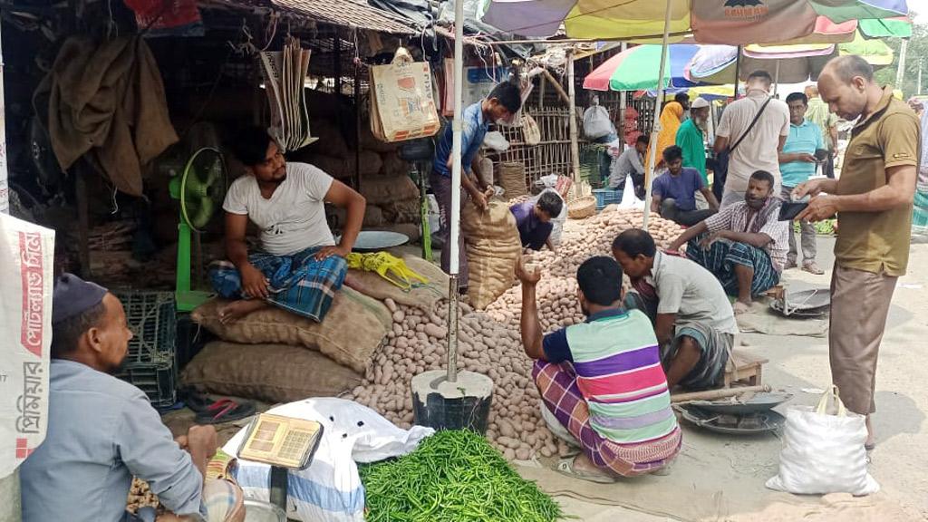 ঝাঁঝ বাড়ছে পেঁয়াজ-মরিচের