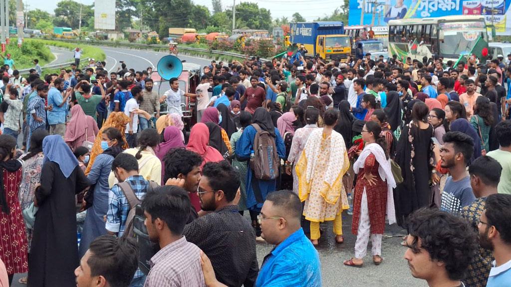 পুলিশের বাধা উপেক্ষা করে ঢাকা-টাঙ্গাইল মহাসড়ক অবরোধ শিক্ষার্থীদের, যান চলাচল বন্ধ