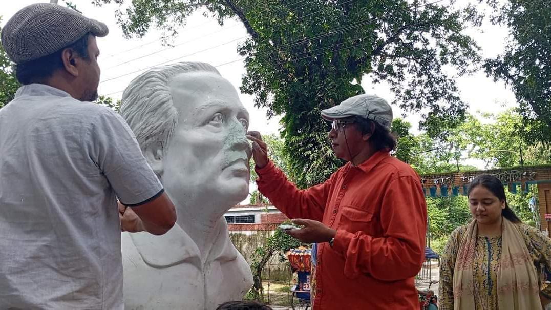 শিল্পাচার্য জয়নুলের আবেদিনের ভাস্কর্য মেরামত করলেন শিল্পীরা