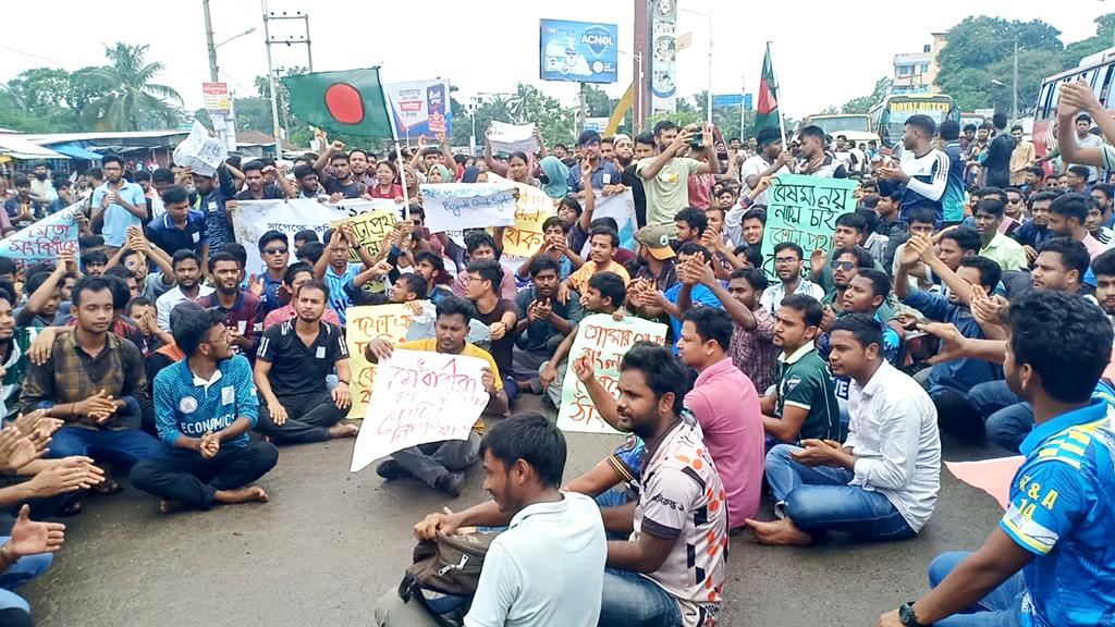 কোটা বাতিলের দাবি: বেরোবি শিক্ষার্থীদের রংপুর-ঢাকা মহাসড়ক অবরোধ 