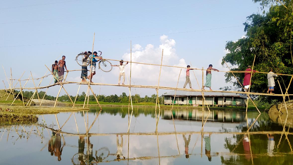 একটি বাঁশের সাঁকোই ভরসা দুই গ্রামের মানুষের