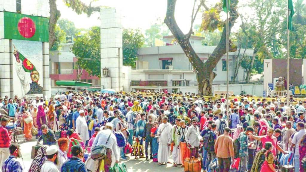 বেনাপোলে ইমিগ্রেশন পার হতেই লাগছে ১০ ঘণ্টা