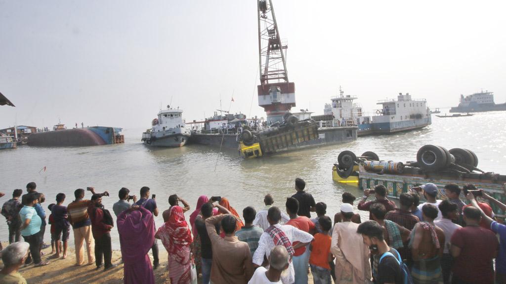 পাটুরিয়ায় ডুবে যাওয়া ফেরির উদ্ধার অভিযান স্থগিত