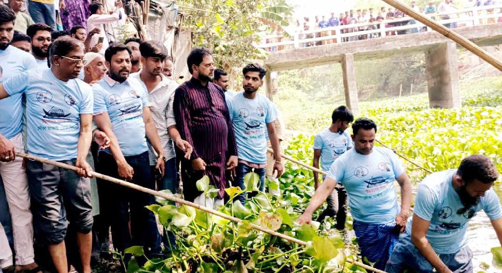 কচুরিপানা পরিষ্কার করতে খালে নামলেন এমপি ডা. প্রাণ গোপাল