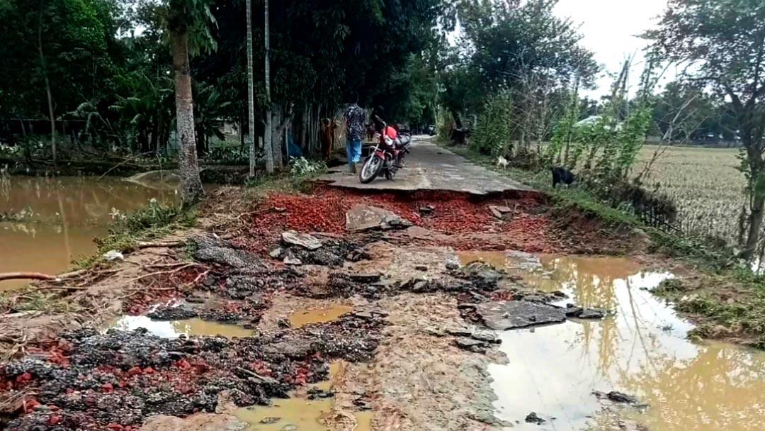 মৌলভীবাজারে বন্যায় সড়কের ব্যাপক ক্ষতি, ভেঙেছে সেতু ও কালভার্ট 