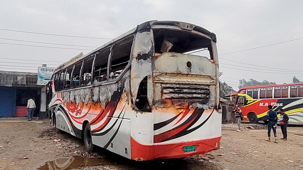 দিনাজপুরে মধ্যরাতে টার্মিনালে দাঁড়িয়ে থাকা বাসে আগুন