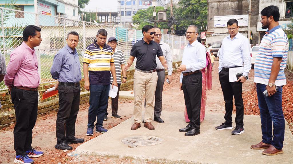 রাস্তার কাজের ধীরগতির জন্য বৃষ্টিকে দুষলেন ডিএনসিসি প্রশাসক