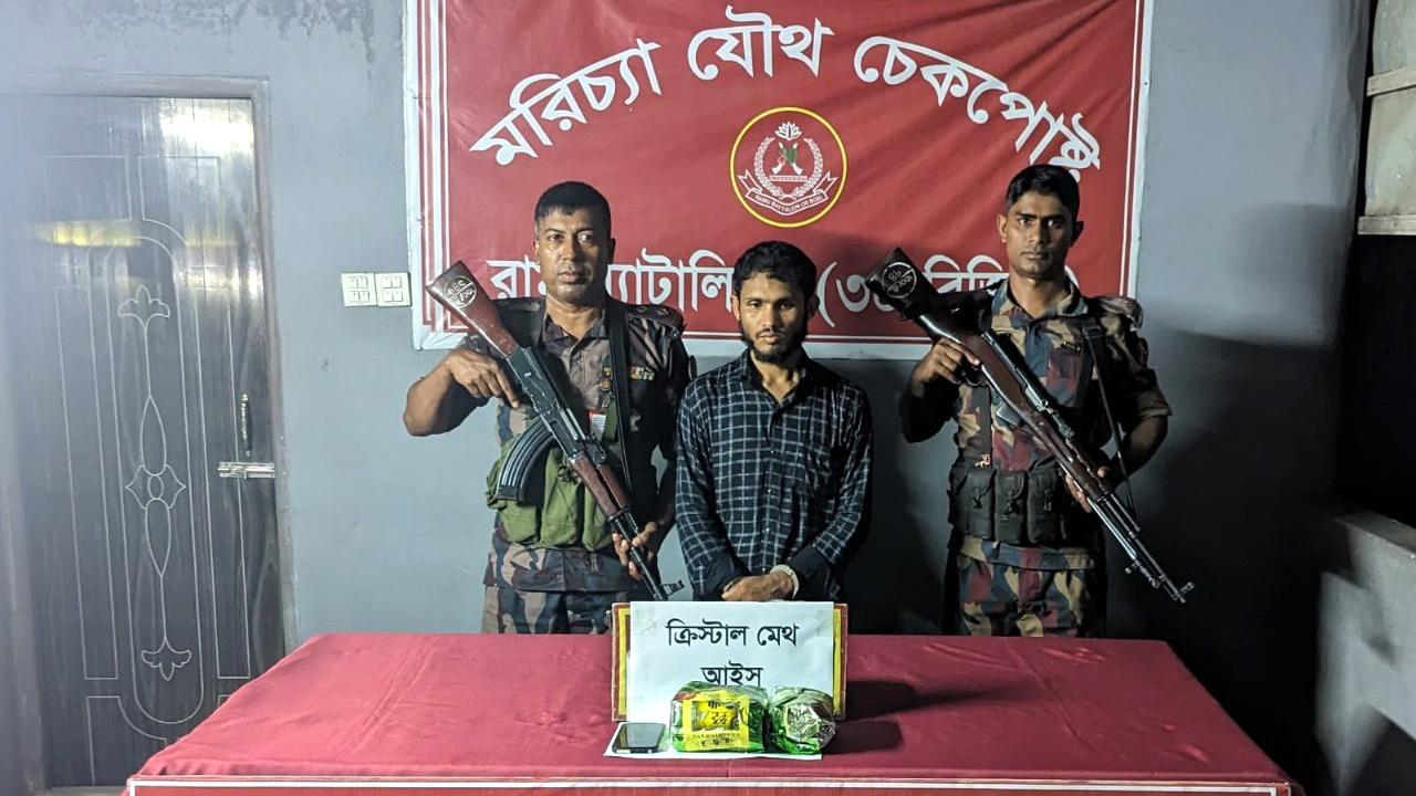 রামুতে এক ব্যক্তির ব্যাগ থেকে ২ কেজি ‘আইস’ উদ্ধার করল বিজিবি