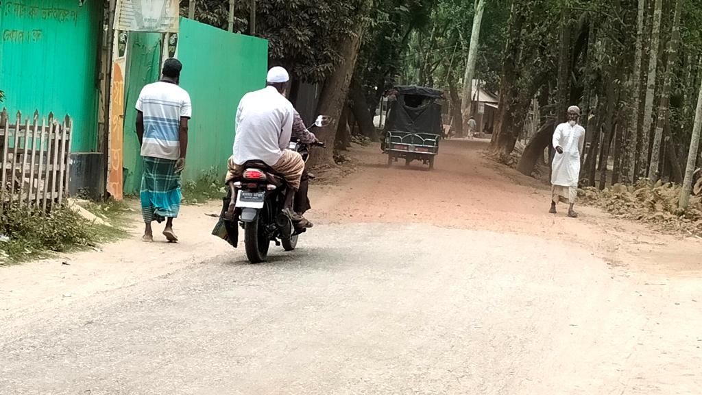 ভূরুঙ্গামারীতে সংস্কারের অজুহাতে সড়কের কার্পেটিং তুলে নেওয়া হলো অন্যত্র