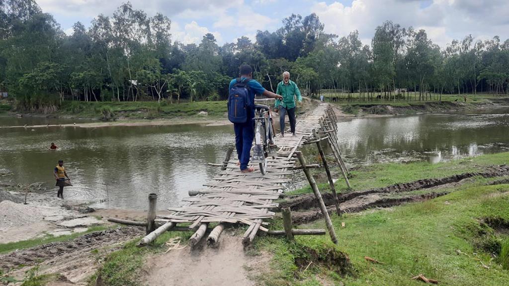 ঝুঁকি নিয়ে সাঁকোয় নদী পার মালামাল থাকলেই ঘুর পথ