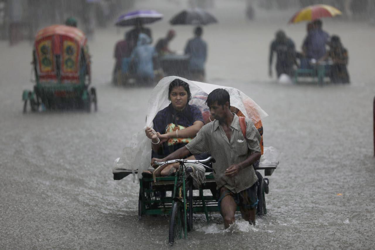 সাগরে লঘুচাপের প্রভাবে দেশজুড়ে বৃষ্টি, বন্দরে ৩ নম্বর সংকেত