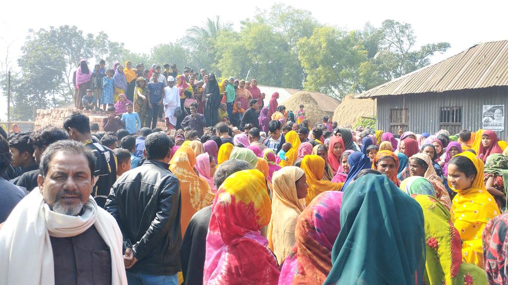 রান্নাঘরে পড়ে ছিলেন মৃত মা, গাছে ঝুলছিল সন্তানের মরদেহ