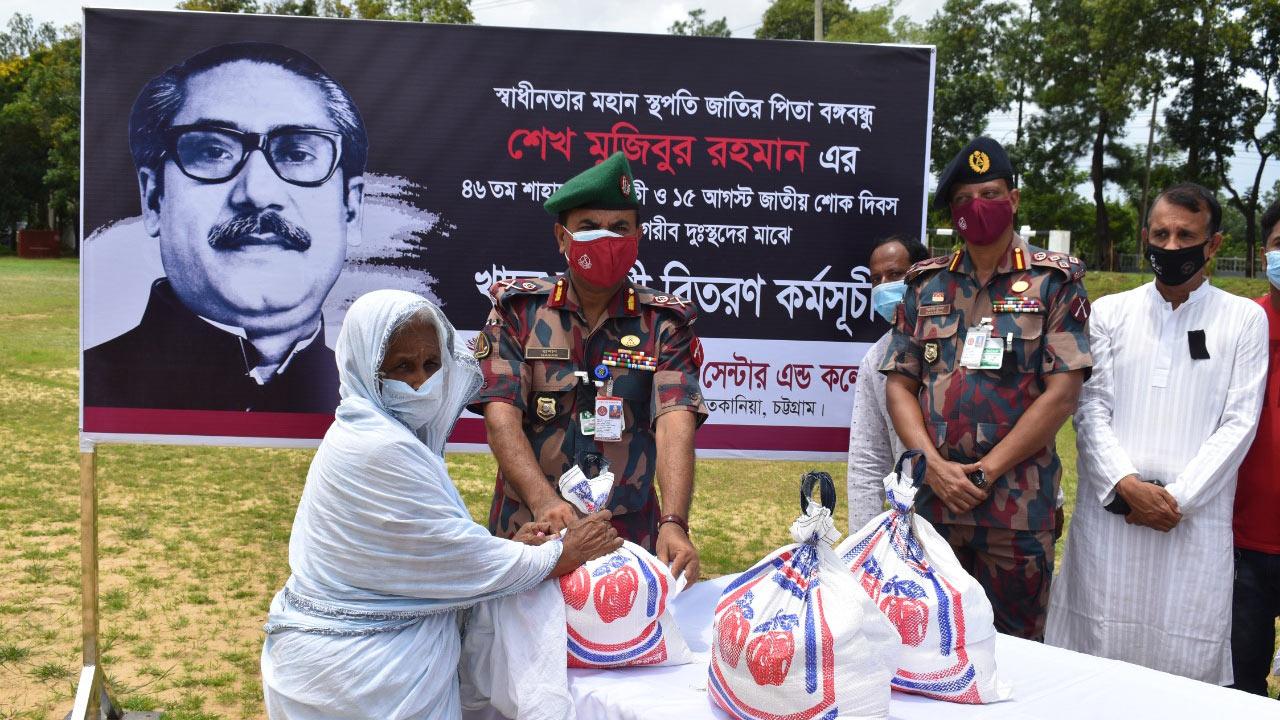 শোক দিবসে খাবার নিয়ে দশ হাজার দুস্থ পরিবারের পাশে বিজিবি