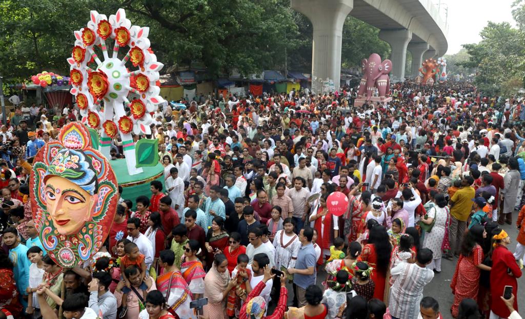 বাহারি সাজে নেচে–গেয়ে মঙ্গল শোভাযাত্রা