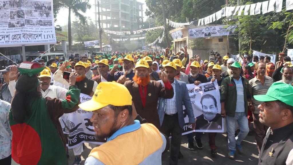 ফরিদপুরে শেখ হাসিনার জনসভায় মিছিল নিয়ে আসছেন নেতা-কর্মীরা