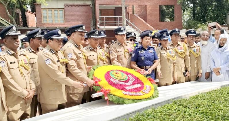 বঙ্গবন্ধুর সমাধিতে নতুন ডিএমপি কমিশনারের শ্রদ্ধা