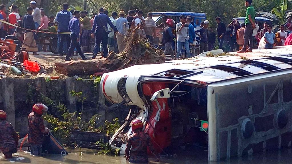 বরিশালে নিয়ন্ত্রণ হারিয়ে বাস পুকুরে, নিহত ২