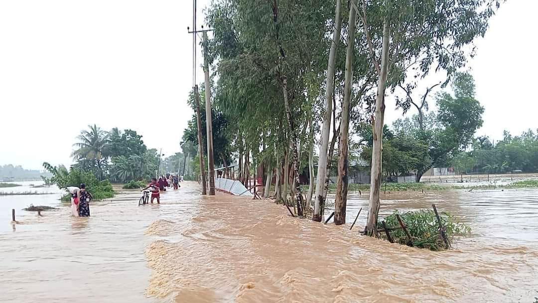 বন্যায় ঘর ডুবে আটকে ছিল নারী-শিশু, ৯৯৯ নম্বরে ফোনকলে উদ্ধার ৩৭ 