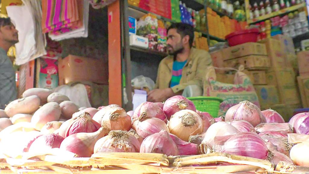 পেঁয়াজের বাজারে ‘আগুন ’