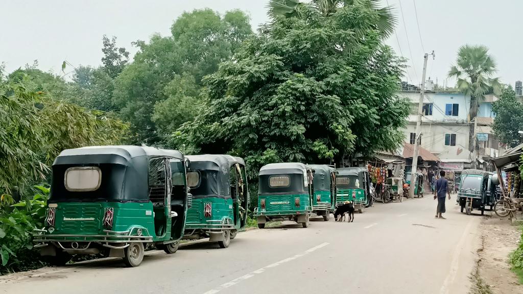 অটোরিকশা-ইজিবাইকের  অবৈধ স্ট্যান্ডে সরু সড়ক