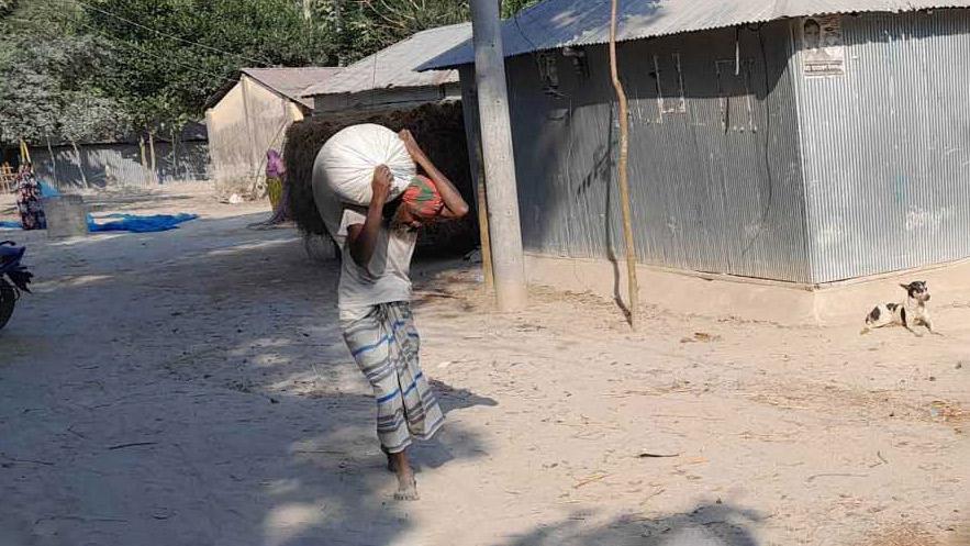 স্বাস্থ্যসেবা থেকে বঞ্চিত আশ্রয়ণের বাসিন্দারা