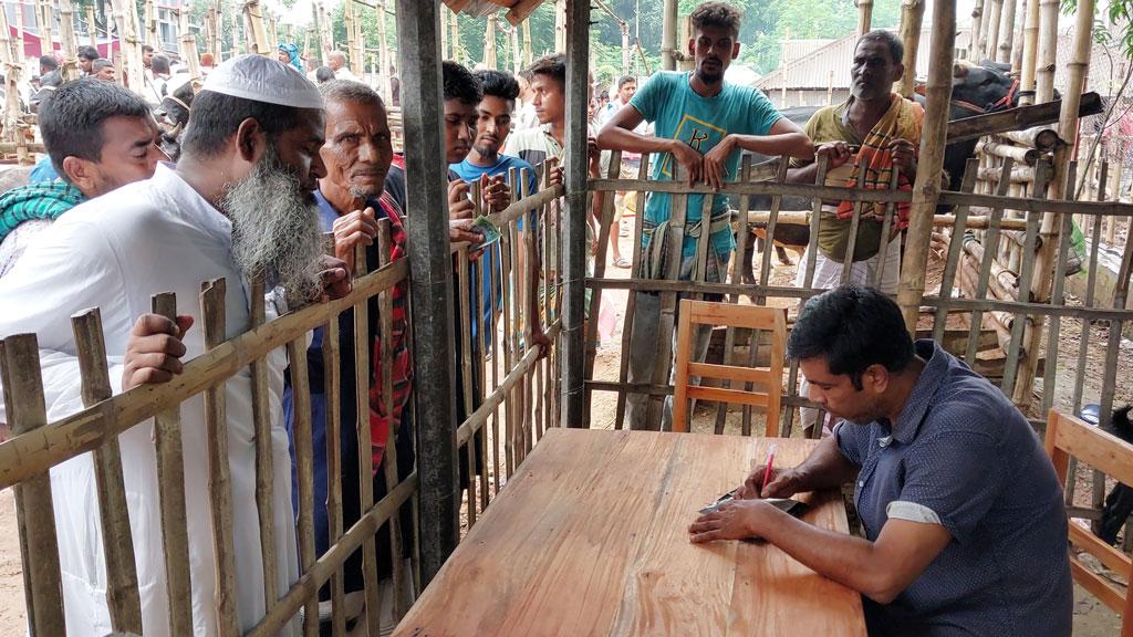 ঈশ্বরদীতে হাট ইজারার নিয়ন্ত্রণ নিলেন বিএনপির নেতা-কর্মীরা