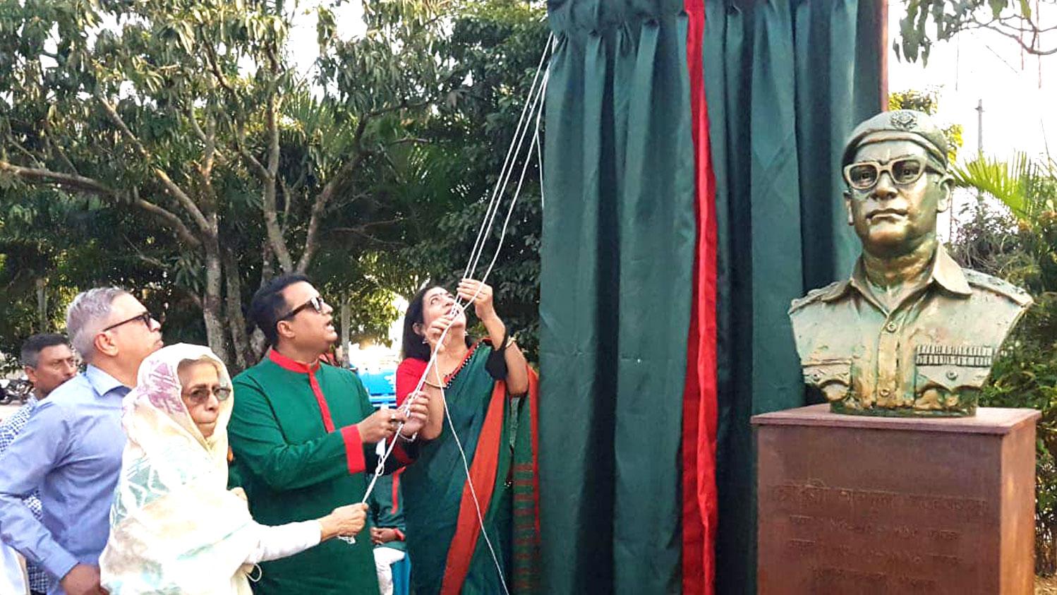 প্রয়াত পুলিশ সদস্যের স্মরণে ভাস্কর্য অম্লান-৭১