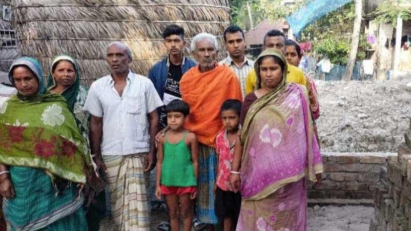 ৭০ বছরের রাস্তায় বেড়া  বিপাকে ৫ পরিবার