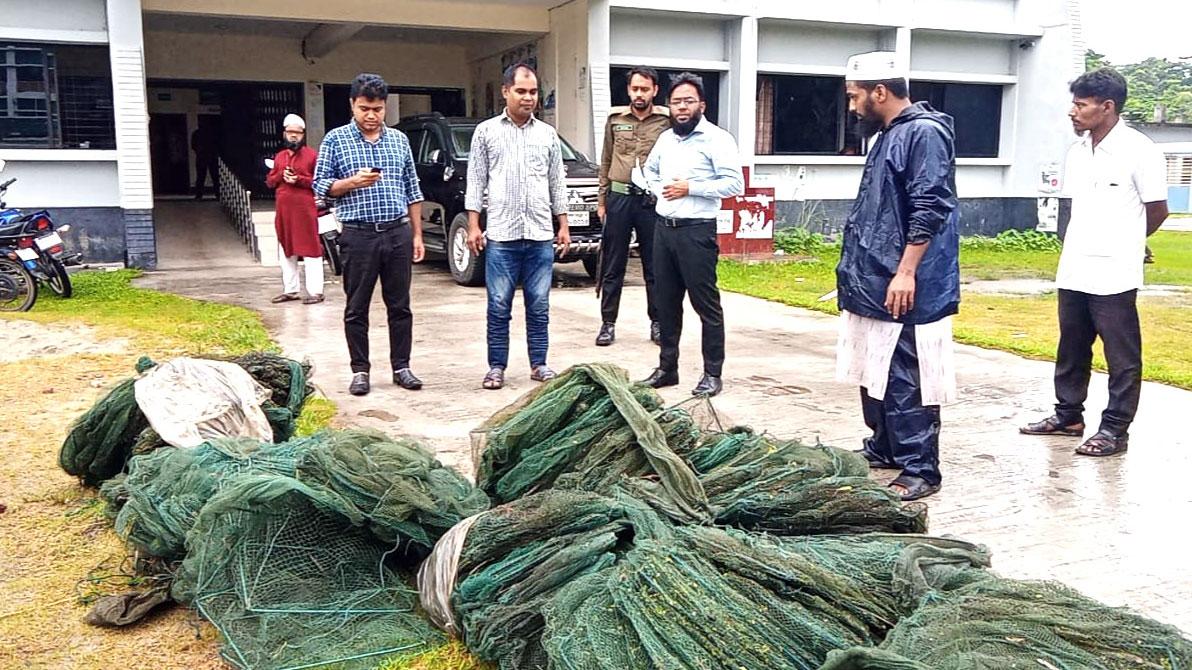 আগৈলঝাড়ায় ৪০ হাজার মিটার অবৈধ জাল জব্দ